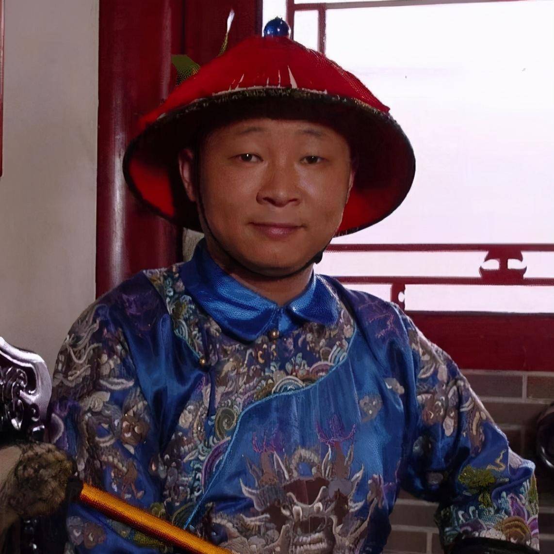 《康熙微服私访记》演员近况:三德子养鸡,小桃红发福,法印最惨_张国立