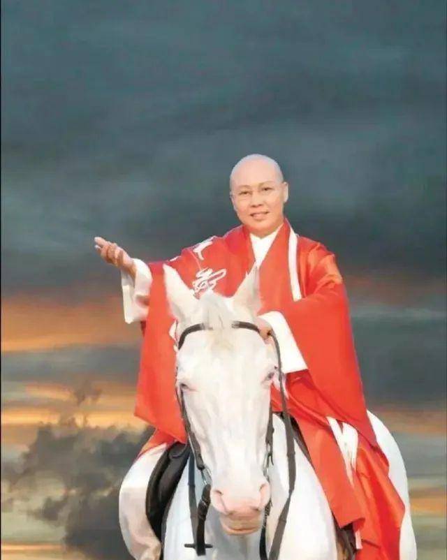 原创费玉清姐姐皈依佛门仍喝酒吃肉穿60万袈裟自毁名誉活得潇洒