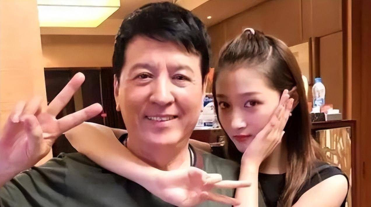 鹿晗父亲身份曝光,友人透露晓彤爸着急催婚,男方却不着急_爸爸_关晓彤