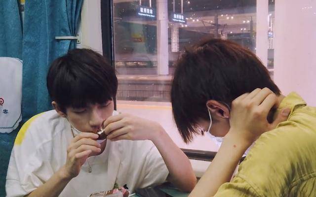 原创邓超敢叫鹿晗钻裆却不敢让张颜齐钻这里面的水很深