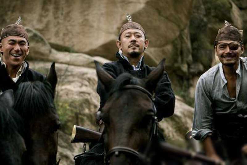 然而,姜文与冯小刚不同的是,他一直在追求艺术和商业的平衡.