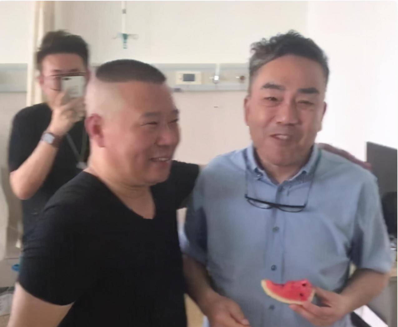 原创用手拍郭德纲的脸老郭不敢生气还笑脸相迎相声界的隐形富豪