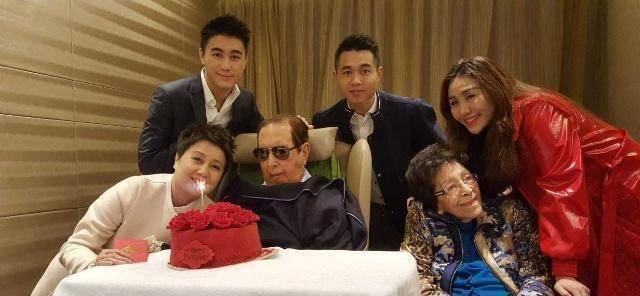 何猷君_身体_礼物