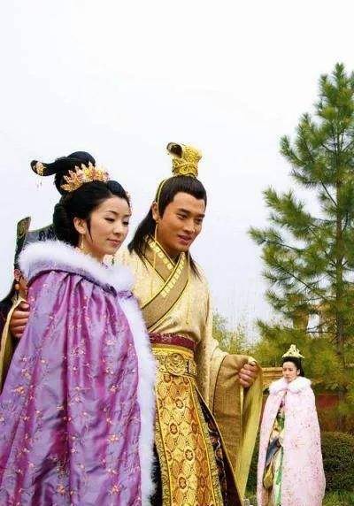 趁着皇帝高兴,平阳公主便再次顺水推舟,奏请将卫子夫送入宫中,刘彻也