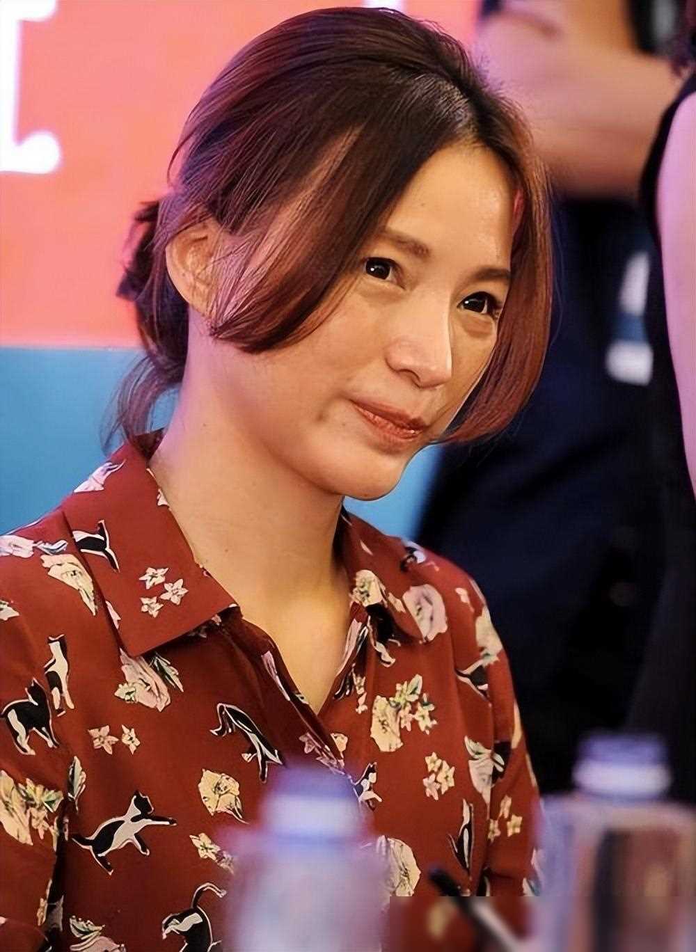 董卿意外变老?素颜似中年大妈,网友惊讶不敢认