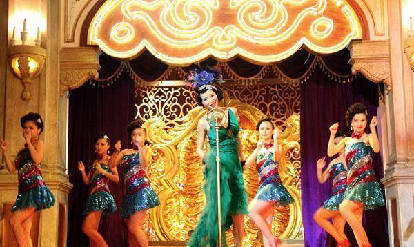 大家谈论最多的就是歌女,舞女,她们为生活所迫不得不去百乐门出卖青春