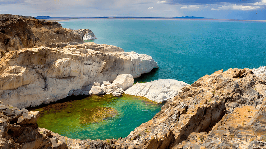 它位于大湖盆地,其北部有大盐湖乌布苏湖及大片草原沼泽.