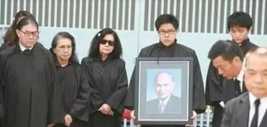 霍英东葬礼:警车开道,何鸿燊和李嘉诚扶灵,待遇堪比国葬_国家_贡献