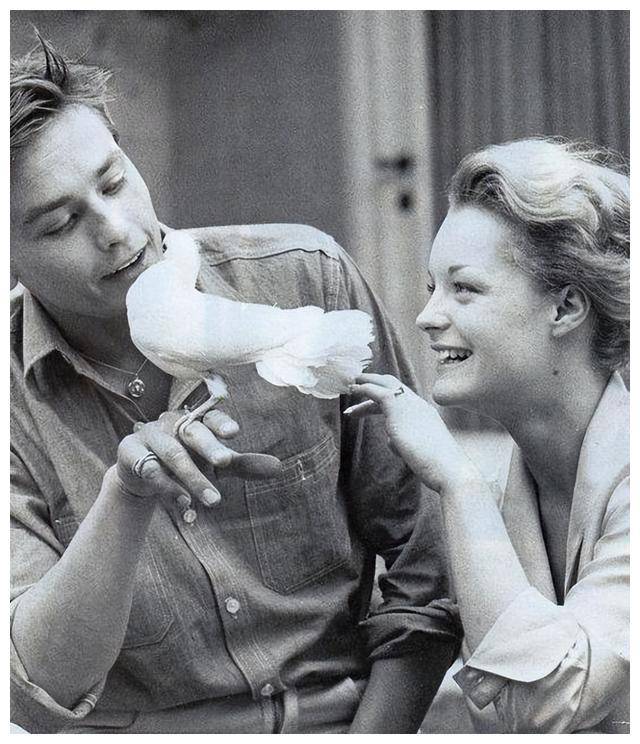 44年前,"茜茜公主"去世:阿兰德龙守灵2天2夜,渣男也深情