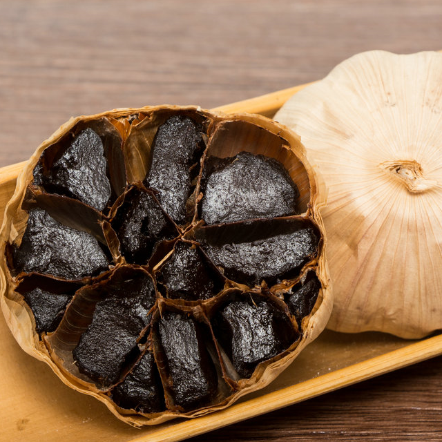 黑蒜用新鲜生蒜带皮发酵而成,保留生大蒜原有成份,且黑蒜中的微量