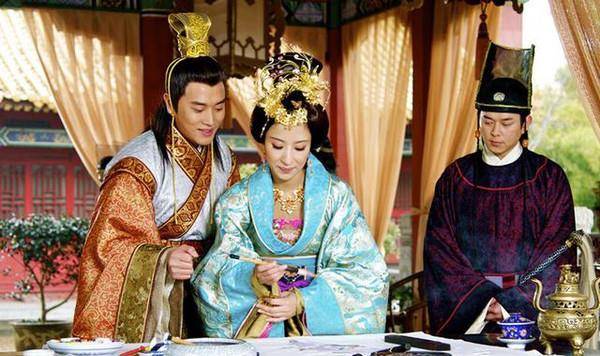 她是皇上的奶妈比皇上大17岁却被封为贵妃死后皇上为她殉情