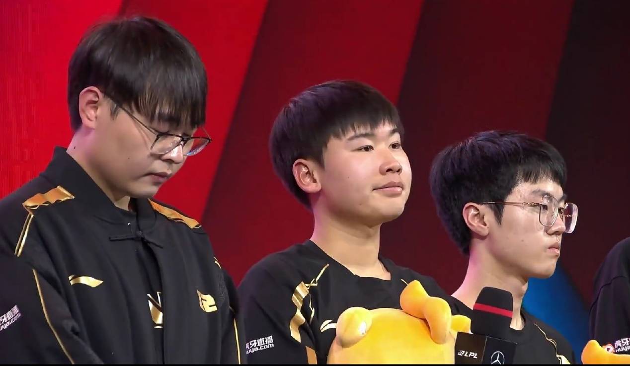 原创rng卖惨一天之内赚了100万黑金卡售价1999被粉丝瞬间抢空