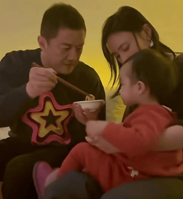 李亚鹏与俩女儿合照李嫣表现乖巧文静金喜喊她嫣妹处成好姐妹