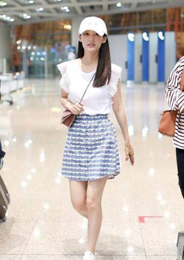 李沁机场大秀天使美腿日常穿搭很少女这样的女生谁不爱