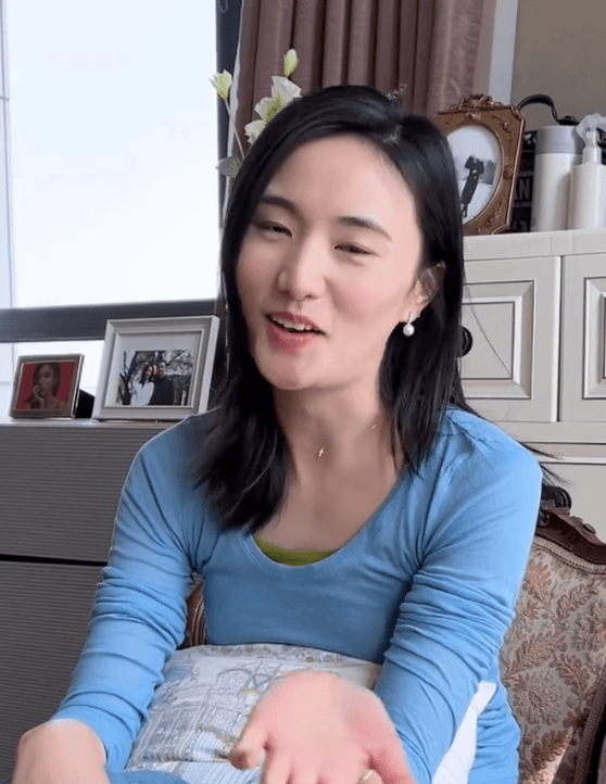 李亚鹏与俩女儿合照李嫣表现乖巧文静金喜喊她嫣妹处成好姐妹