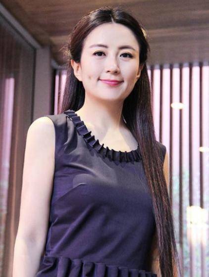 她17岁出道,拍戏时意外怀孕息影,今45岁复出又被说上热搜_杨童舒_因为