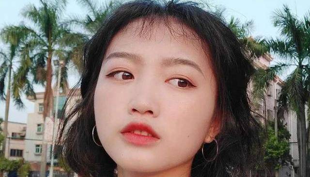 原创变形记中的神仙妹妹因父亲生病辍学今成网红养活全家