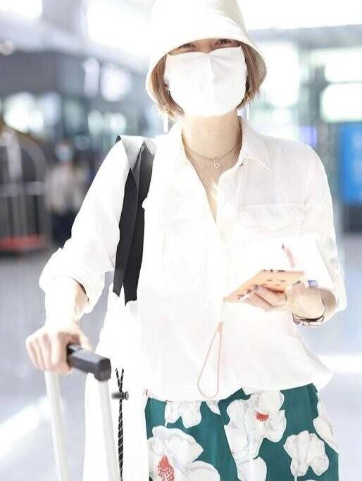 马伊琍真的很懂上海时尚，穿白衬衫+绿裤子+渔夫帽，时髦又洋气，又减龄。