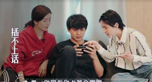 原创李佳航专心跟成果玩游戏却忽略了自己老婆有谁注意李晟的反应