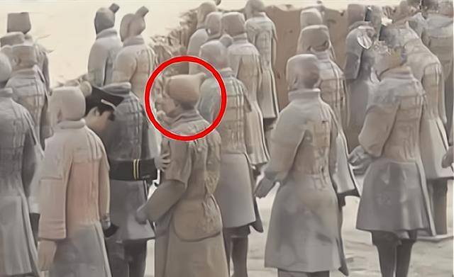 女游客参观兵马俑，展出的兵马俑忽然动了一下，随后立即报警