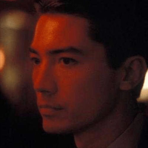 18岁的尊龙从剧团毕业,心里还装着自己的演员梦,思考今后的路要怎么走