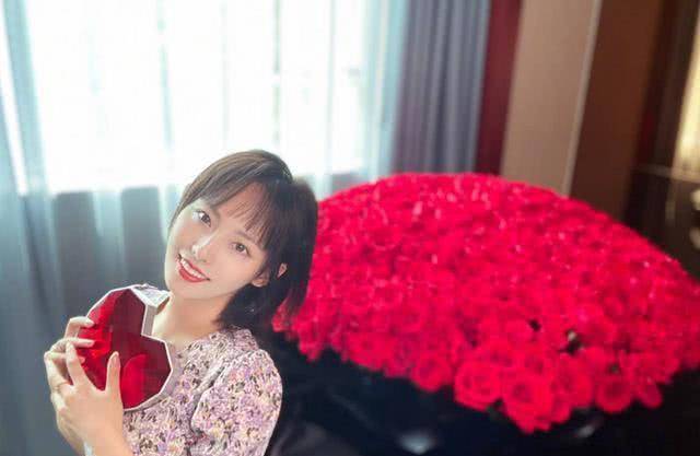 请输入图片描述在晒出的照片中,张嘉倪也是打扮的非常精心,一头蓬松的