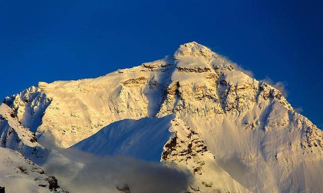 珠穆朗玛峰山顶,300多人丧命,都有名有姓,为何没家人?