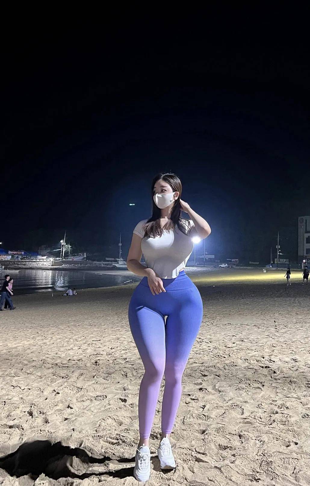胯宽而且上半身围度很大的类型,属于大号沙漏型身材