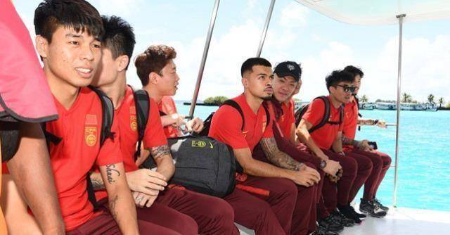 国足抵达马尔代夫!乘船前往酒店心情好,碧海蓝天空气也好