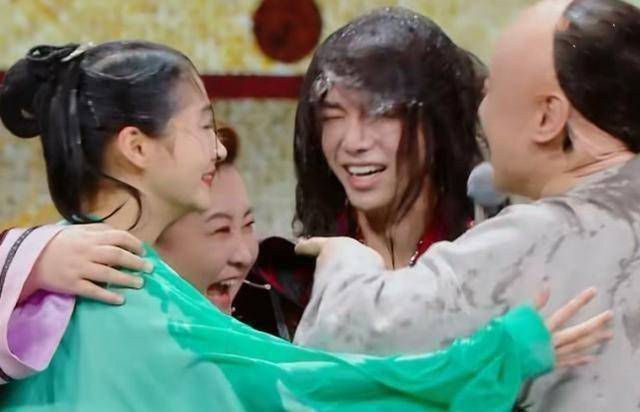 原创关晓彤被泼冷水全身湿透所有嘉宾笑声一片唯有她上前替她遮挡