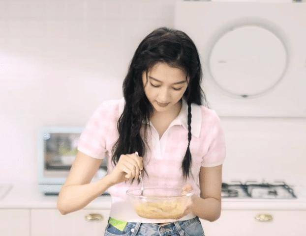 关晓彤晒出制作凉面的视频,亲力亲为真的好用心,颜值却依旧在线_减肥