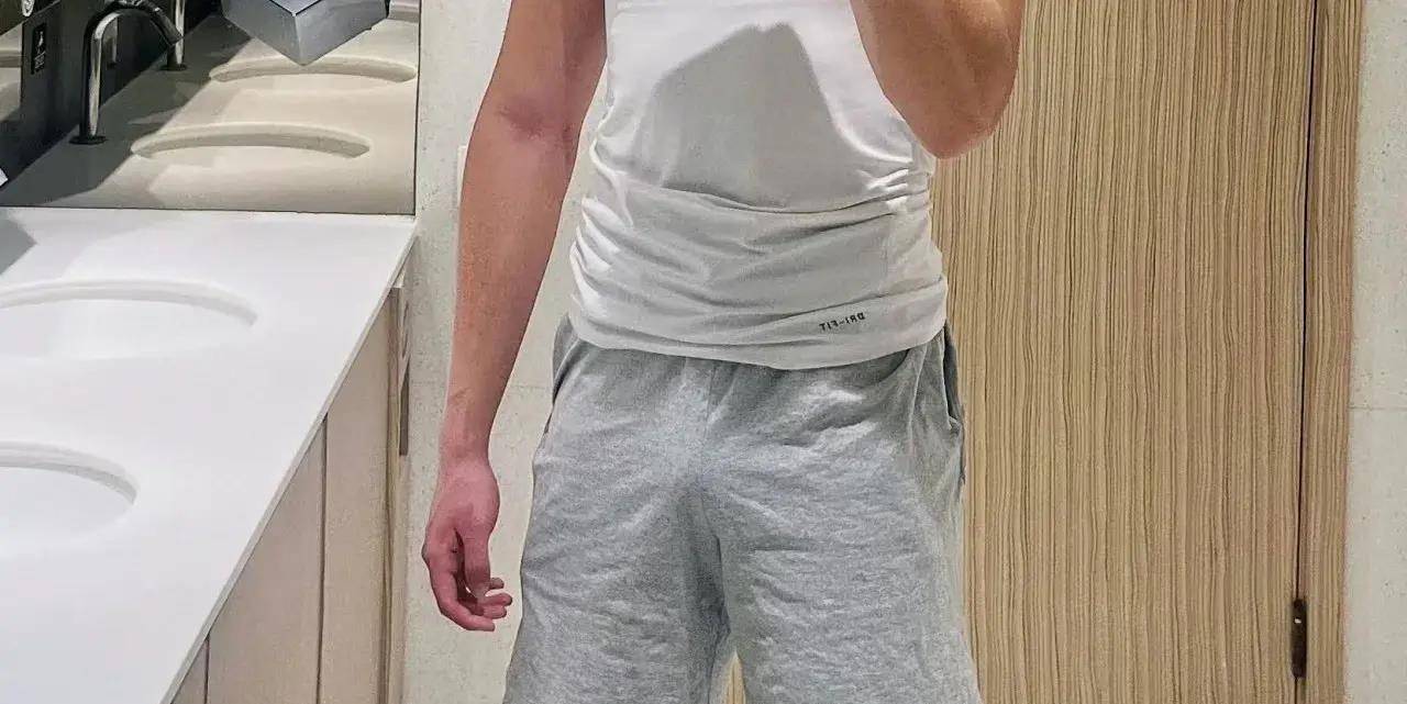 孙佳俊皮肤状态很好,白皙,光滑细腻哈哈哈!这身材太迷人了吧,八块腹肌