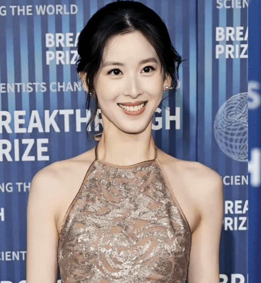 30岁章泽天出席晚会,背上万包包低调接地气,造型被指老气横秋