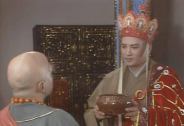 既然成了佛,唐僧就应该"一丝不挂"(一丝不挂是佛教用语,本意是指人没