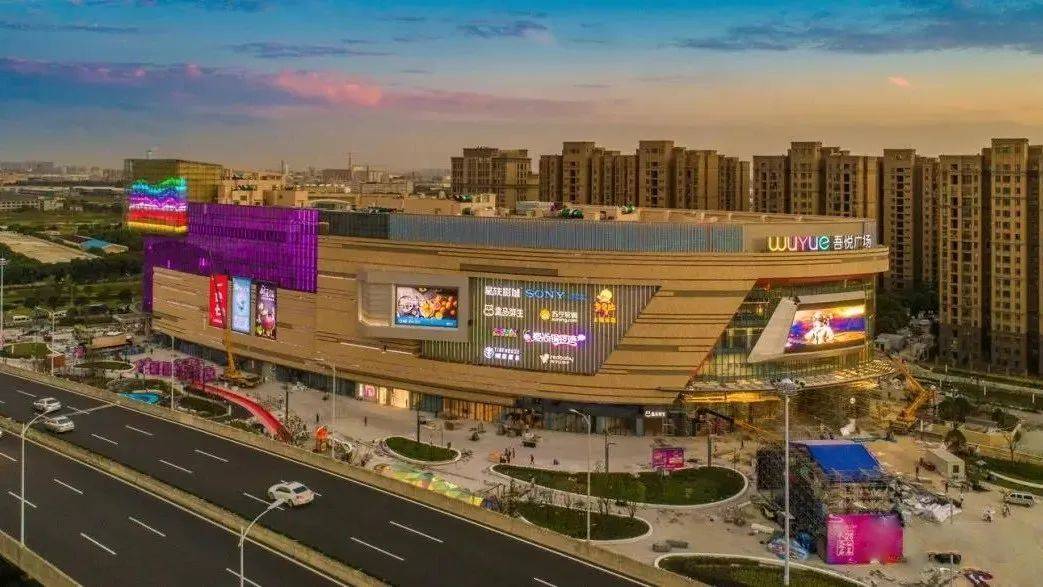 约2km范围内,纵享首席mall商业广场,银都商业广场,周边规划约25万方