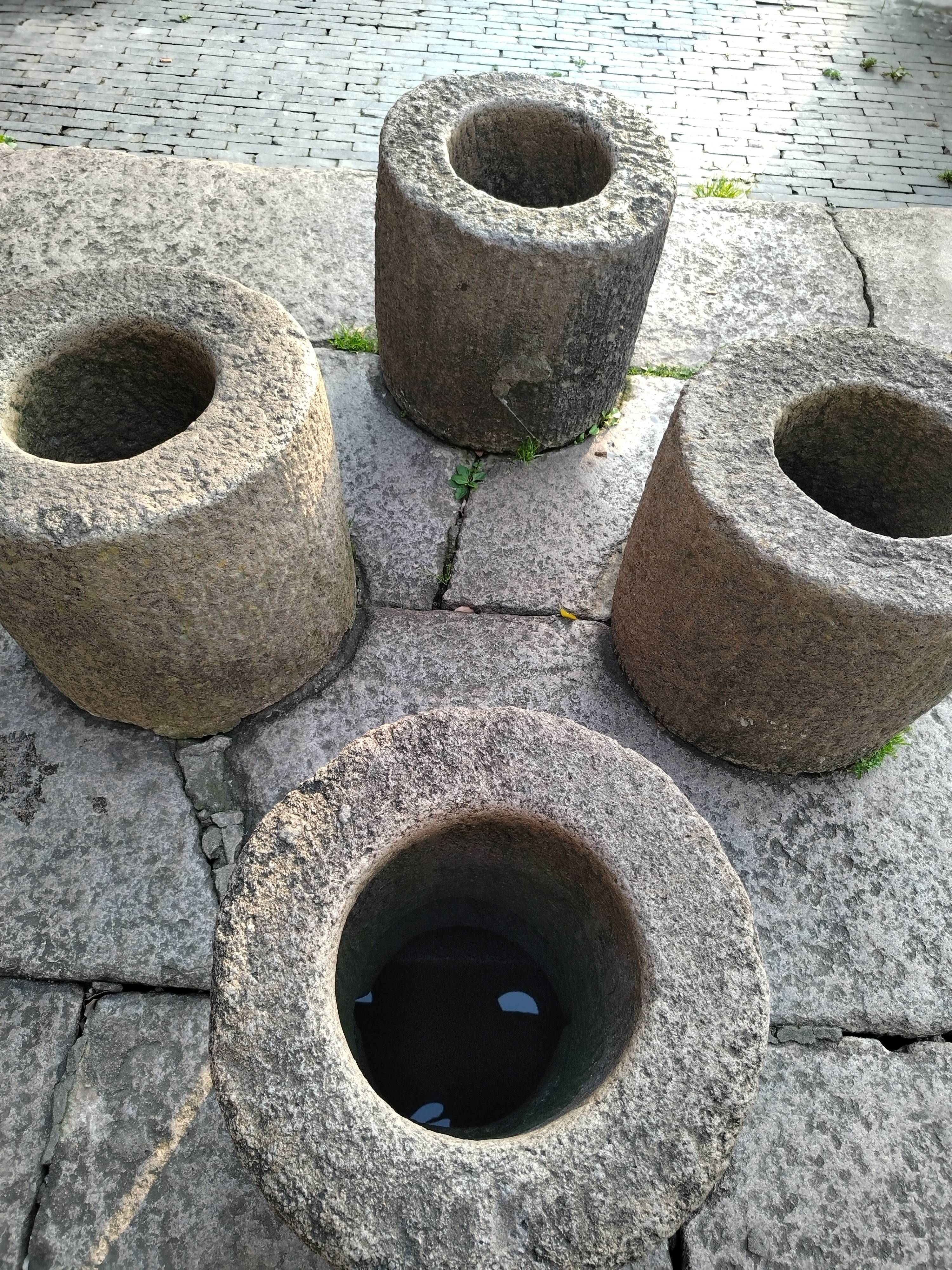 据史料记载:包公开的四眼井,在元代金兵攻破池州城后,被淤塞,直到明朝