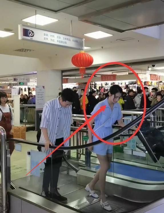 原创关晓彤商场拍戏没了明星滤镜路人镜头下才懂鹿晗眼光有多毒