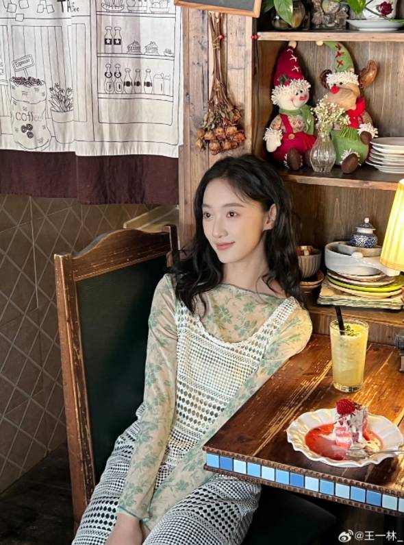 21岁的她精灵森甜文艺成熟多面切换自在表达的青春