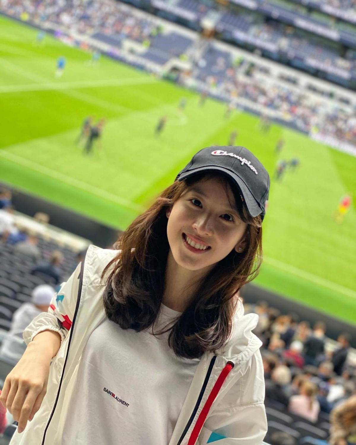 奶茶妹妹章泽天新照超美!穿新中式鎏金裙走红毯,仍似清纯小白花