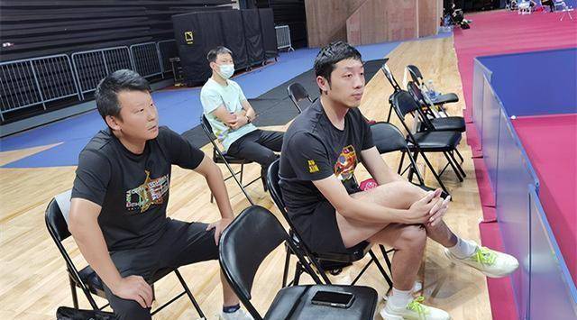 国乒世界冠军归来,协助马龙备战世乒赛,刘国梁引发"争议"_刘诗雯_许昕