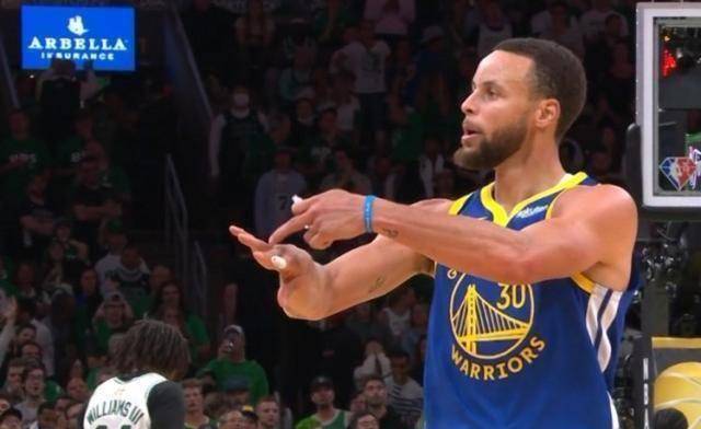 冠军戒指戴上库里两记3分打停绿衫军后对主场球迷指着无名指