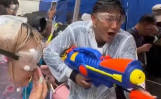 黄子韬黄渤吴克群现身泼水节被围攻显眼包太多看得人嘎嘎乐