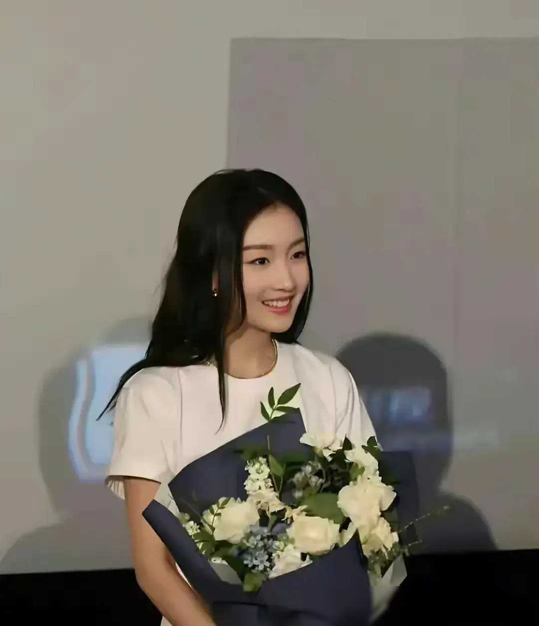 原创周冬雨焕然一新史上整容最成功的典范