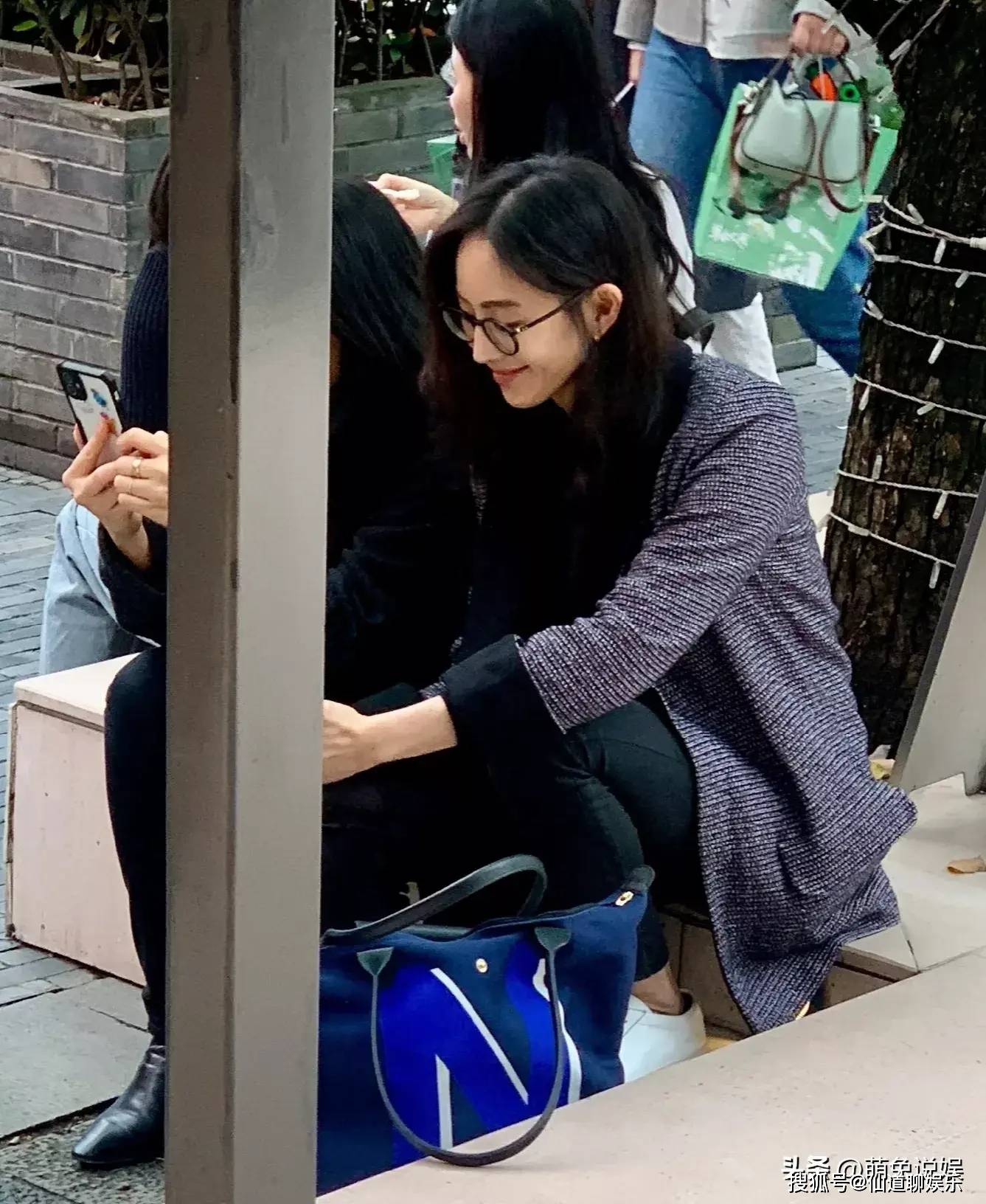 原创张钧甯上海街头被偶遇侧脸和鼻子绝了路边席地而坐被赞接地气