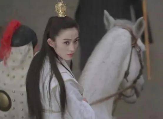 《倚天屠龙记》的赵敏,那骑马回眸一笑堪称经典,当然《绝代双骄》《武