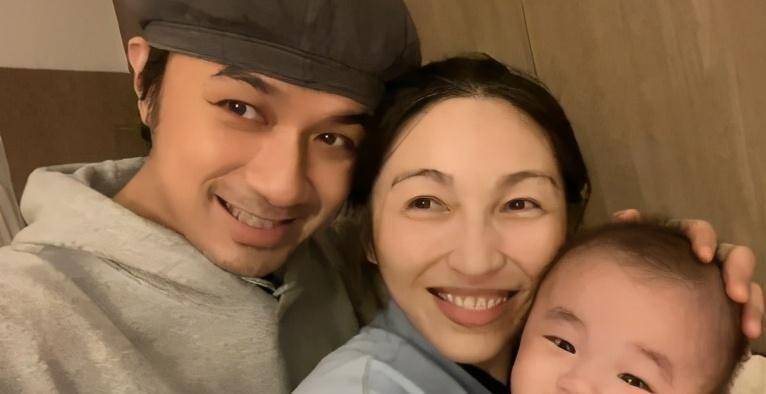 原创古巨基晒一家三口合照儿子继承爸爸的基因网友翻版的古巨基