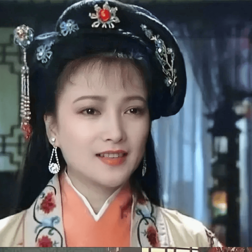 名的古典美人,她几乎能hold住所有朝代的古装戏服,三国时期的白衣小乔