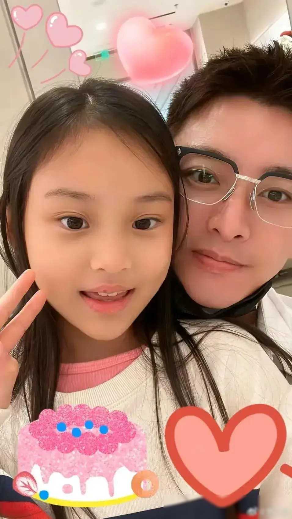 贾乃亮40岁生日甜馨送奖杯认证父女模样似复制粘贴哦