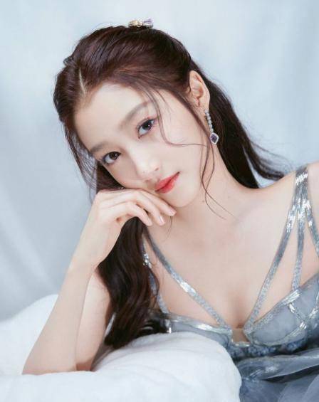 从电视剧《烟海沉浮》开始,关晓彤开始踏入演艺圈,成为了一名小童星.