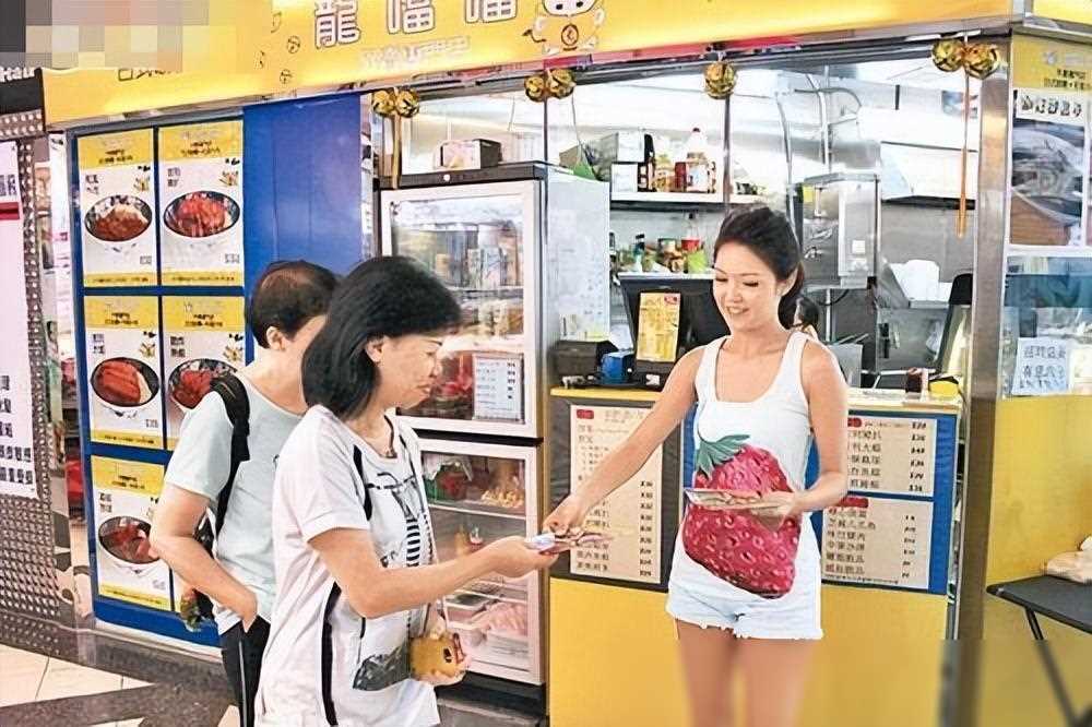 她被赞公屋港姐,十几年默默无闻,无惧男友出轨,期待嫁入豪门_陈庭欣